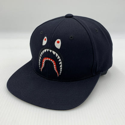 【中古品】【メンズ】 ABATHINGAPE アベイシングエイプ SHARK SNAPBACK CAP 001CPD801007X スナップバックキャップ 帽子 185-260730-yo-07-tei サイズ：F カラー：ネイビー 万代Net店