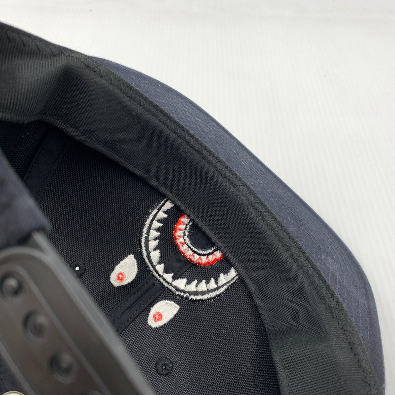 【中古品】【メンズ】 ABATHINGAPE アベイシングエイプ SHARK SNAPBACK CAP 001CPD801007X スナップバックキャップ 帽子 185-260730-yo-07-tei サイズ：F カラー：ネイビー 万代Net店