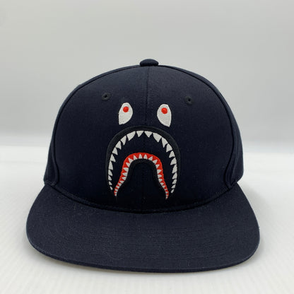 【中古品】【メンズ】 ABATHINGAPE アベイシングエイプ SHARK SNAPBACK CAP 001CPD801007X スナップバックキャップ 帽子 185-260730-yo-07-tei サイズ：F カラー：ネイビー 万代Net店
