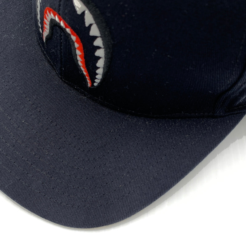 【中古品】【メンズ】 ABATHINGAPE アベイシングエイプ SHARK SNAPBACK CAP 001CPD801007X スナップバックキャップ 帽子 185-260730-yo-07-tei サイズ：F カラー：ネイビー 万代Net店
