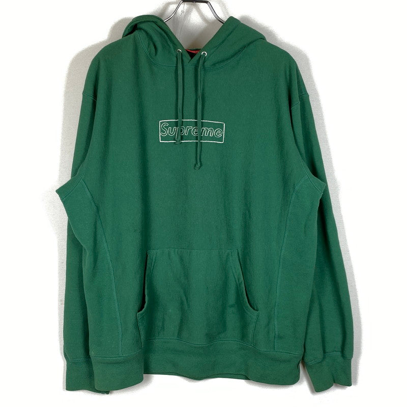 【現状渡し品】【メンズ】 SUPREME シュプリーム × KAWS カウズ 別注コラボ CHALK LOGO HOODED SWEATSHIRT チョーク ロゴ フーディ スウェットシャツ 長袖 トップス トレーナー 149-260712-sa-13-tei サイズ：M カラー：グリーン 万代Net店