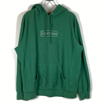 【現状渡し品】【メンズ】 SUPREME シュプリーム × KAWS カウズ 別注コラボ CHALK LOGO HOODED SWEATSHIRT チョーク ロゴ フーディ スウェットシャツ 長袖 トップス トレーナー 149-260712-sa-13-tei サイズ：M カラー：グリーン 万代Net店