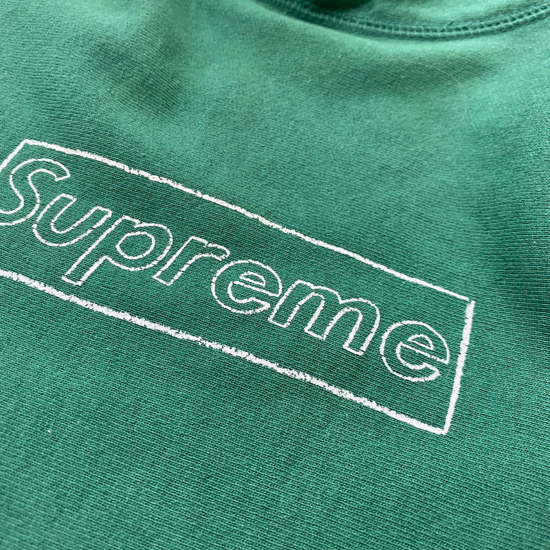 【現状渡し品】【メンズ】 SUPREME シュプリーム × KAWS カウズ 別注コラボ CHALK LOGO HOODED SWEATSHIRT チョーク ロゴ フーディ スウェットシャツ 長袖 トップス トレーナー 149-260712-sa-13-tei サイズ：M カラー：グリーン 万代Net店