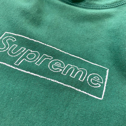 【現状渡し品】【メンズ】 SUPREME シュプリーム × KAWS カウズ 別注コラボ CHALK LOGO HOODED SWEATSHIRT チョーク ロゴ フーディ スウェットシャツ 長袖 トップス トレーナー 149-260712-sa-13-tei サイズ：M カラー：グリーン 万代Net店