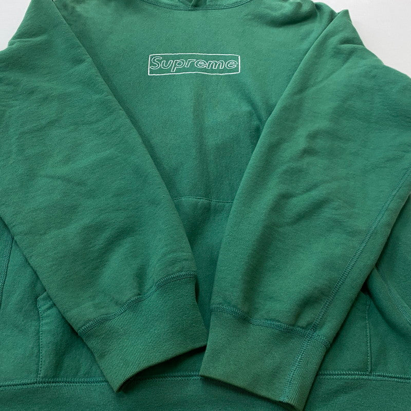 【現状渡し品】【メンズ】 SUPREME シュプリーム × KAWS カウズ 別注コラボ CHALK LOGO HOODED SWEATSHIRT チョーク ロゴ フーディ スウェットシャツ 長袖 トップス トレーナー 149-260712-sa-13-tei サイズ：M カラー：グリーン 万代Net店