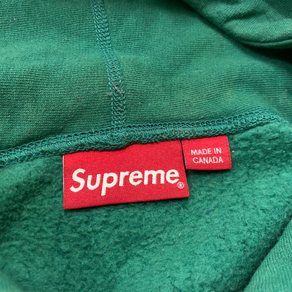 【現状渡し品】【メンズ】 SUPREME シュプリーム × KAWS カウズ 別注コラボ CHALK LOGO HOODED SWEATSHIRT チョーク ロゴ フーディ スウェットシャツ 長袖 トップス トレーナー 149-260712-sa-13-tei サイズ：M カラー：グリーン 万代Net店
