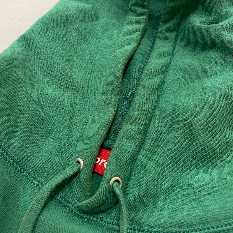 【現状渡し品】【メンズ】 SUPREME シュプリーム × KAWS カウズ 別注コラボ CHALK LOGO HOODED SWEATSHIRT チョーク ロゴ フーディ スウェットシャツ 長袖 トップス トレーナー 149-260712-sa-13-tei サイズ：M カラー：グリーン 万代Net店