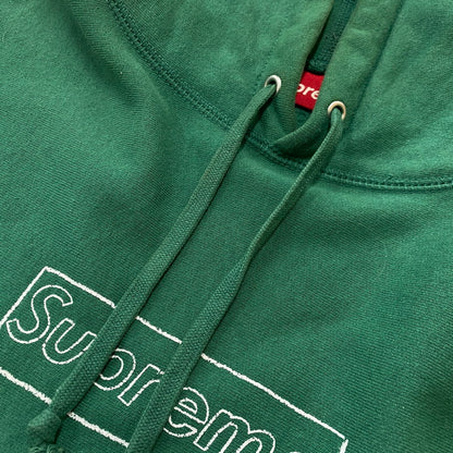 【現状渡し品】【メンズ】 SUPREME シュプリーム × KAWS カウズ 別注コラボ CHALK LOGO HOODED SWEATSHIRT チョーク ロゴ フーディ スウェットシャツ 長袖 トップス トレーナー 149-260712-sa-13-tei サイズ：M カラー：グリーン 万代Net店