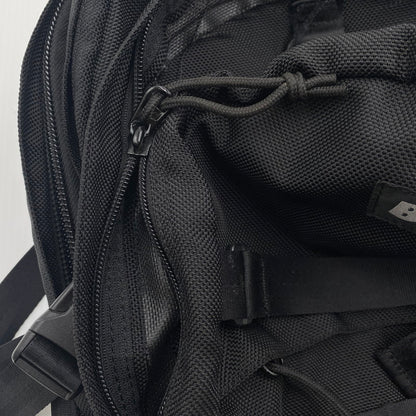 【現状渡し品】【メンズ】 FCRB エフシーアールビー × NEW ERA ニューエラ 別注コラボ 16AW BIG LOGO CARRIER PACK FCRB-167072 2016年秋冬 ビッグ ロゴ キャリアバック カバン リュックサック 188-260712-sa-01-tei カラー：ブラック 万代Net店