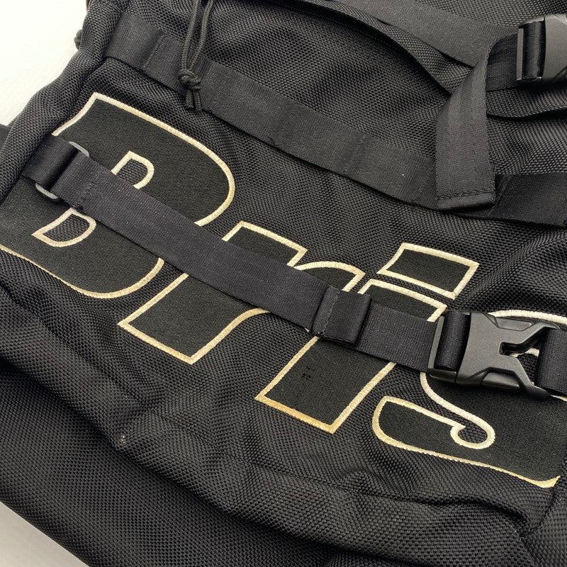 【現状渡し品】【メンズ】 FCRB エフシーアールビー × NEW ERA ニューエラ 別注コラボ 16AW BIG LOGO CARRIER PACK FCRB-167072 2016年秋冬 ビッグ ロゴ キャリアバック カバン リュックサック 188-260712-sa-01-tei カラー：ブラック 万代Net店