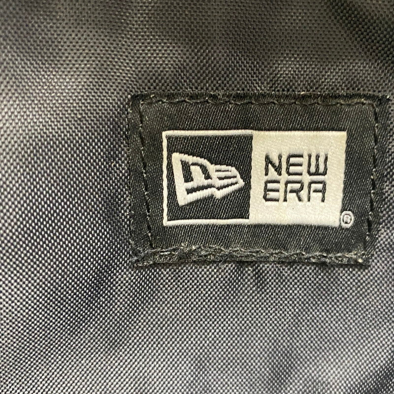 【現状渡し品】【メンズ】 FCRB エフシーアールビー × NEW ERA ニューエラ 別注コラボ 16AW BIG LOGO CARRIER PACK FCRB-167072 2016年秋冬 ビッグ ロゴ キャリアバック カバン リュックサック 188-260712-sa-01-tei カラー：ブラック 万代Net店