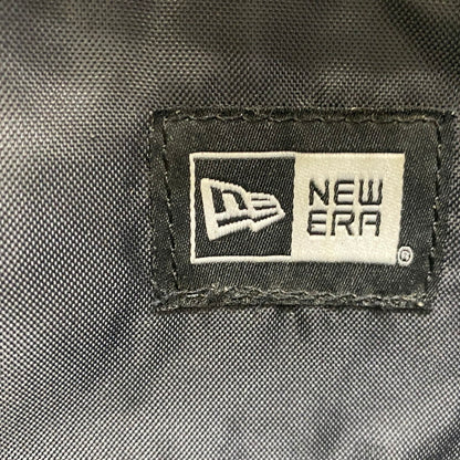 【現状渡し品】【メンズ】 FCRB エフシーアールビー × NEW ERA ニューエラ 別注コラボ 16AW BIG LOGO CARRIER PACK FCRB-167072 2016年秋冬 ビッグ ロゴ キャリアバック カバン リュックサック 188-260712-sa-01-tei カラー：ブラック 万代Net店