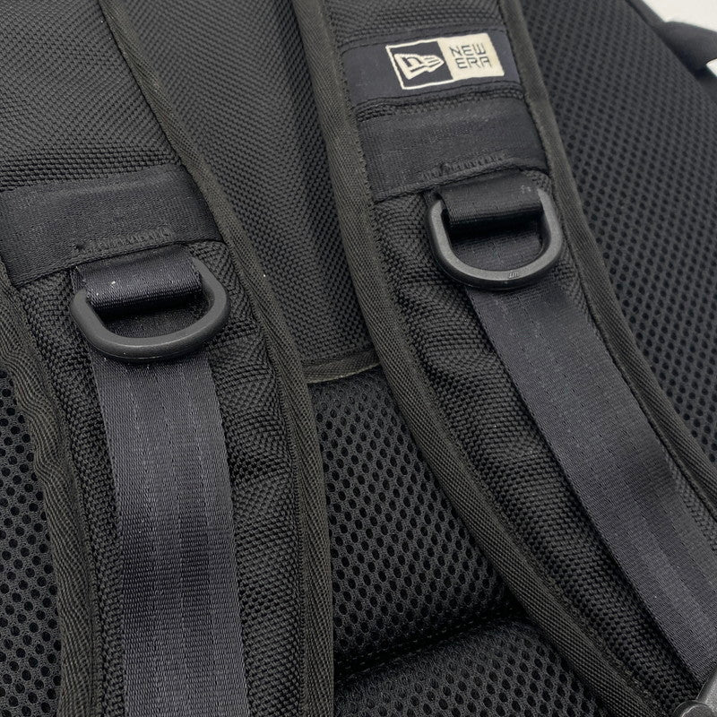 【現状渡し品】【メンズ】 FCRB エフシーアールビー × NEW ERA ニューエラ 別注コラボ 16AW BIG LOGO CARRIER PACK FCRB-167072 2016年秋冬 ビッグ ロゴ キャリアバック カバン リュックサック 188-260712-sa-01-tei カラー：ブラック 万代Net店