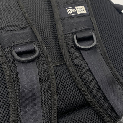 【現状渡し品】【メンズ】 FCRB エフシーアールビー × NEW ERA ニューエラ 別注コラボ 16AW BIG LOGO CARRIER PACK FCRB-167072 2016年秋冬 ビッグ ロゴ キャリアバック カバン リュックサック 188-260712-sa-01-tei カラー：ブラック 万代Net店