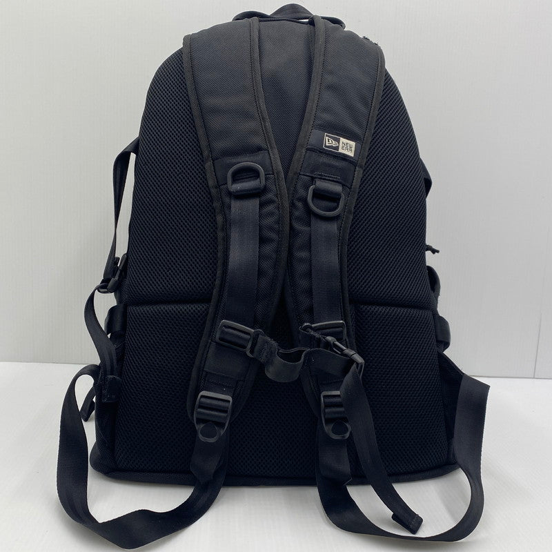 【現状渡し品】【メンズ】 FCRB エフシーアールビー × NEW ERA ニューエラ 別注コラボ 16AW BIG LOGO CARRIER PACK FCRB-167072 2016年秋冬 ビッグ ロゴ キャリアバック カバン リュックサック 188-260712-sa-01-tei カラー：ブラック 万代Net店