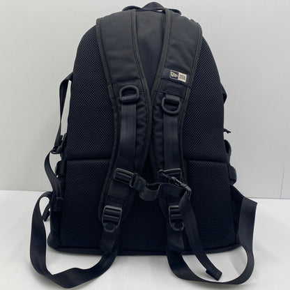 【現状渡し品】【メンズ】 FCRB エフシーアールビー × NEW ERA ニューエラ 別注コラボ 16AW BIG LOGO CARRIER PACK FCRB-167072 2016年秋冬 ビッグ ロゴ キャリアバック カバン リュックサック 188-260712-sa-01-tei カラー：ブラック 万代Net店