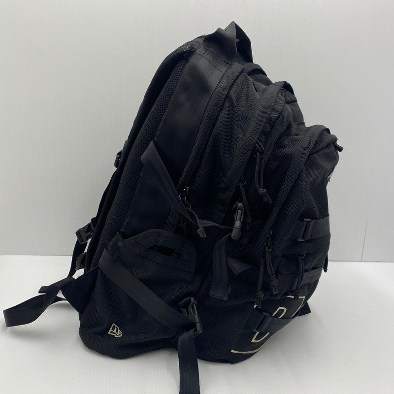 【現状渡し品】【メンズ】 FCRB エフシーアールビー × NEW ERA ニューエラ 別注コラボ 16AW BIG LOGO CARRIER PACK FCRB-167072 2016年秋冬 ビッグ ロゴ キャリアバック カバン リュックサック 188-260712-sa-01-tei カラー：ブラック 万代Net店