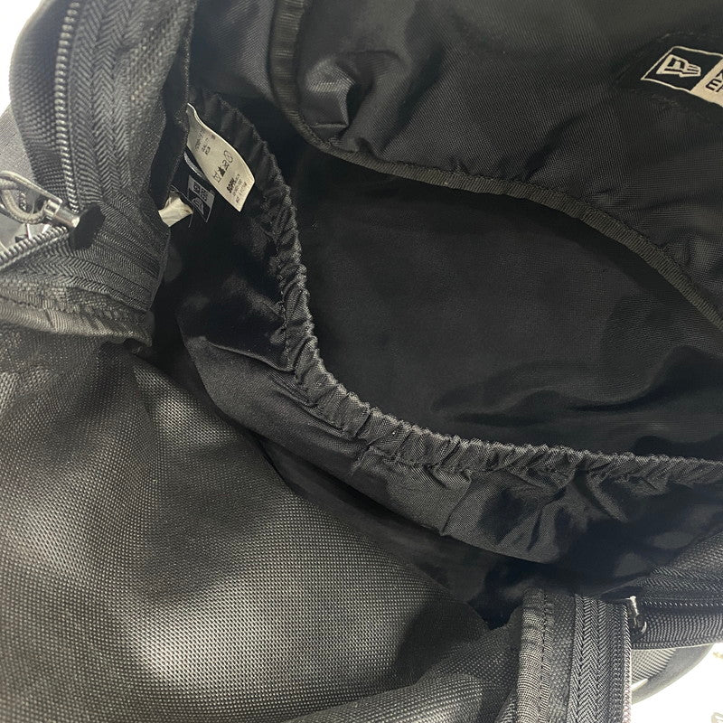 【現状渡し品】【メンズ】 FCRB エフシーアールビー × NEW ERA ニューエラ 別注コラボ 16AW BIG LOGO CARRIER PACK FCRB-167072 2016年秋冬 ビッグ ロゴ キャリアバック カバン リュックサック 188-260712-sa-01-tei カラー：ブラック 万代Net店