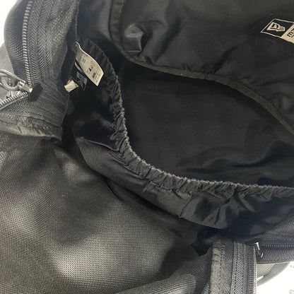 【現状渡し品】【メンズ】 FCRB エフシーアールビー × NEW ERA ニューエラ 別注コラボ 16AW BIG LOGO CARRIER PACK FCRB-167072 2016年秋冬 ビッグ ロゴ キャリアバック カバン リュックサック 188-260712-sa-01-tei カラー：ブラック 万代Net店