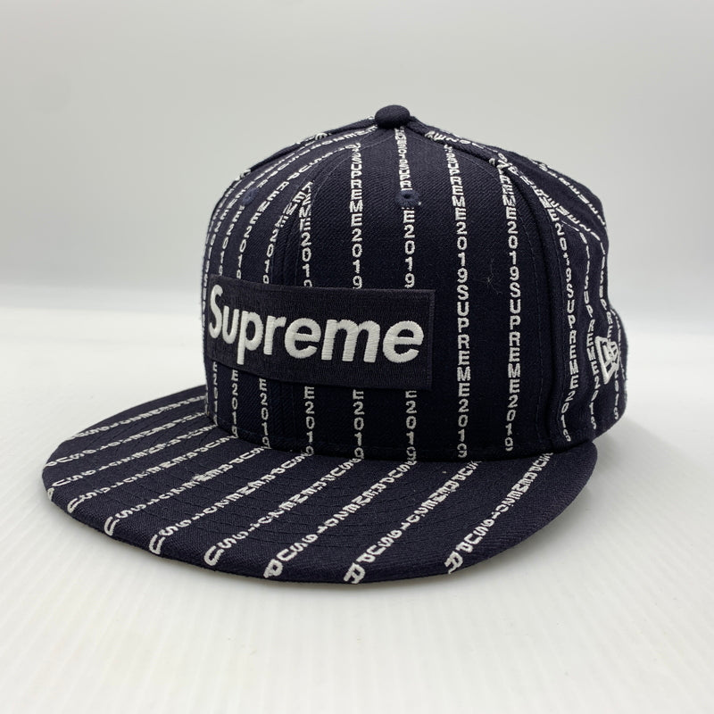【中古品】【メンズ】 SUPREME シュプリーム × NEW ERA ニューエラ 別注コラボ 19SS TEXT STRIPE CAP テキスト ストライプ キャップ 帽子 149-260730-yo-03-tei サイズ：7 1/2 カラー：ネイビー 万代Net店
