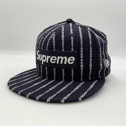 【中古品】【メンズ】 SUPREME シュプリーム × NEW ERA ニューエラ 別注コラボ 19SS TEXT STRIPE CAP テキスト ストライプ キャップ 帽子 149-260730-yo-03-tei サイズ：7 1/2 カラー：ネイビー 万代Net店