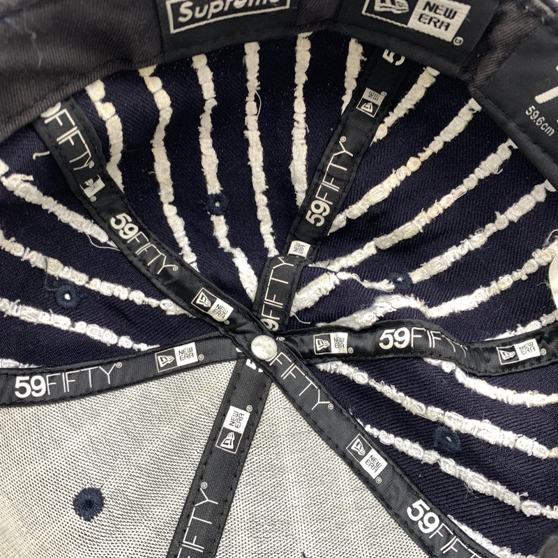 【中古品】【メンズ】 SUPREME シュプリーム × NEW ERA ニューエラ 別注コラボ 19SS TEXT STRIPE CAP テキスト ストライプ キャップ 帽子 149-260730-yo-03-tei サイズ：7 1/2 カラー：ネイビー 万代Net店