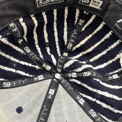 【中古品】【メンズ】 SUPREME シュプリーム × NEW ERA ニューエラ 別注コラボ 19SS TEXT STRIPE CAP テキスト ストライプ キャップ 帽子 149-260730-yo-03-tei サイズ：7 1/2 カラー：ネイビー 万代Net店