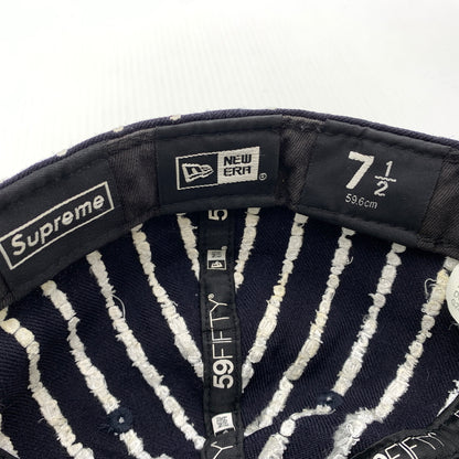 【中古品】【メンズ】 SUPREME シュプリーム × NEW ERA ニューエラ 別注コラボ 19SS TEXT STRIPE CAP テキスト ストライプ キャップ 帽子 149-260730-yo-03-tei サイズ：7 1/2 カラー：ネイビー 万代Net店