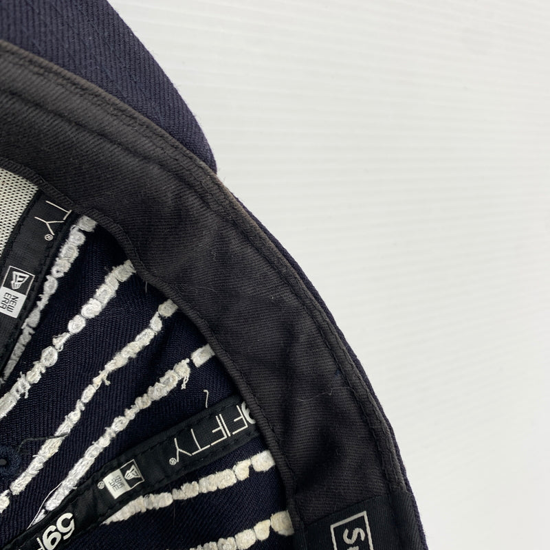 【中古品】【メンズ】 SUPREME シュプリーム × NEW ERA ニューエラ 別注コラボ 19SS TEXT STRIPE CAP テキスト ストライプ キャップ 帽子 149-260730-yo-03-tei サイズ：7 1/2 カラー：ネイビー 万代Net店