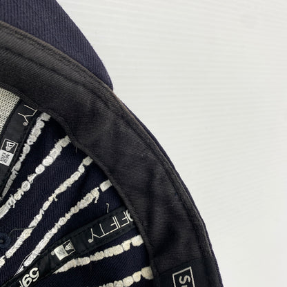 【中古品】【メンズ】 SUPREME シュプリーム × NEW ERA ニューエラ 別注コラボ 19SS TEXT STRIPE CAP テキスト ストライプ キャップ 帽子 149-260730-yo-03-tei サイズ：7 1/2 カラー：ネイビー 万代Net店