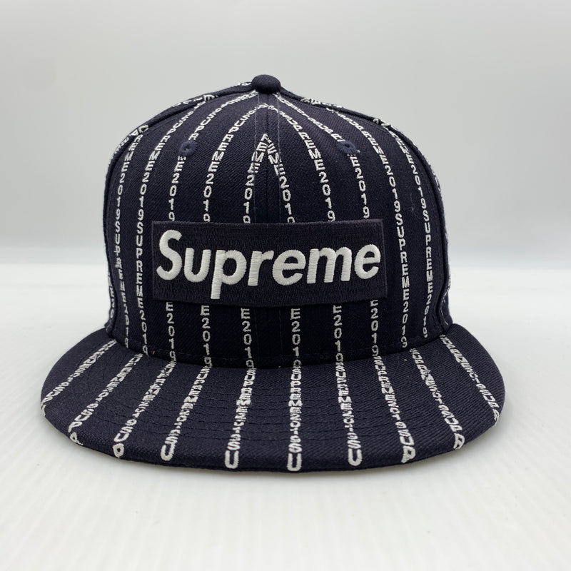 【中古品】【メンズ】 SUPREME シュプリーム × NEW ERA ニューエラ 別注コラボ 19SS TEXT STRIPE CAP テキスト ストライプ キャップ 帽子 149-260730-yo-03-tei サイズ：7 1/2 カラー：ネイビー 万代Net店