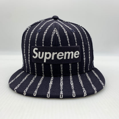 【中古品】【メンズ】 SUPREME シュプリーム × NEW ERA ニューエラ 別注コラボ 19SS TEXT STRIPE CAP テキスト ストライプ キャップ 帽子 149-260730-yo-03-tei サイズ：7 1/2 カラー：ネイビー 万代Net店