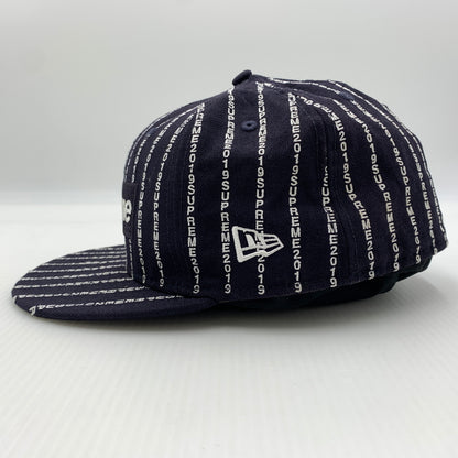 【中古品】【メンズ】 SUPREME シュプリーム × NEW ERA ニューエラ 別注コラボ 19SS TEXT STRIPE CAP テキスト ストライプ キャップ 帽子 149-260730-yo-03-tei サイズ：7 1/2 カラー：ネイビー 万代Net店