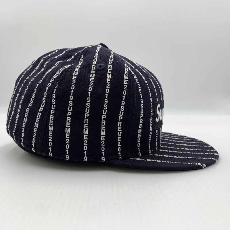 【中古品】【メンズ】 SUPREME シュプリーム × NEW ERA ニューエラ 別注コラボ 19SS TEXT STRIPE CAP テキスト ストライプ キャップ 帽子 149-260730-yo-03-tei サイズ：7 1/2 カラー：ネイビー 万代Net店