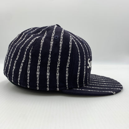 【中古品】【メンズ】 SUPREME シュプリーム × NEW ERA ニューエラ 別注コラボ 19SS TEXT STRIPE CAP テキスト ストライプ キャップ 帽子 149-260730-yo-03-tei サイズ：7 1/2 カラー：ネイビー 万代Net店