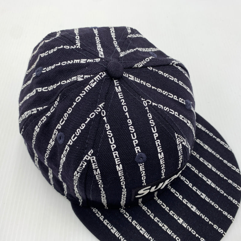 【中古品】【メンズ】 SUPREME シュプリーム × NEW ERA ニューエラ 別注コラボ 19SS TEXT STRIPE CAP テキスト ストライプ キャップ 帽子 149-260730-yo-03-tei サイズ：7 1/2 カラー：ネイビー 万代Net店
