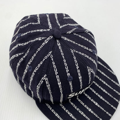 【中古品】【メンズ】 SUPREME シュプリーム × NEW ERA ニューエラ 別注コラボ 19SS TEXT STRIPE CAP テキスト ストライプ キャップ 帽子 149-260730-yo-03-tei サイズ：7 1/2 カラー：ネイビー 万代Net店
