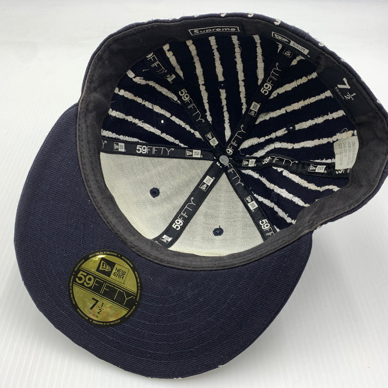 【中古品】【メンズ】 SUPREME シュプリーム × NEW ERA ニューエラ 別注コラボ 19SS TEXT STRIPE CAP テキスト ストライプ キャップ 帽子 149-260730-yo-03-tei サイズ：7 1/2 カラー：ネイビー 万代Net店