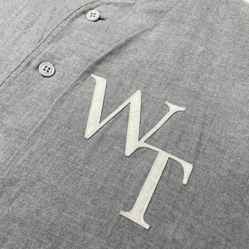 【中古品】【メンズ】 WTAPS ダブルタップス 23SS LEAGUE LS COTTON BASEBALL SHIRT 231TQDT-SHM07 リーグ ロングスリーブ コットン ベースボールシャツ 長袖 トップス 142-260713-yo-10-tei サイズ：01 カラー：グレー 万代Net店