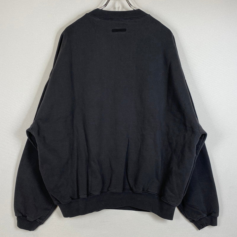 【中古品】【メンズ】 FEAR OF GOD ESSENTIALS フィア オブ ゴッド エッセンシャルズ CAMPUS 90's LONG SLEEVE SWEAT キャンパス 90年代 ロング スリーブ スウェット 長袖 トップス トレーナー 142-260718-sa-06-tei サイズ：L カラー：ブラック 万代Net店