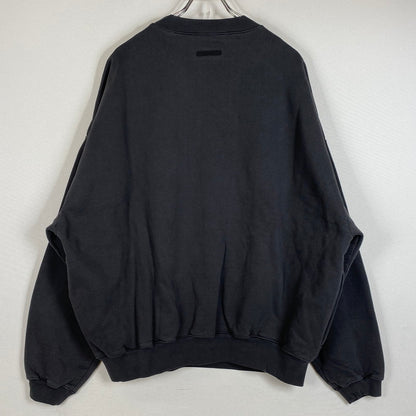 【中古品】【メンズ】 FEAR OF GOD ESSENTIALS フィア オブ ゴッド エッセンシャルズ CAMPUS 90's LONG SLEEVE SWEAT キャンパス 90年代 ロング スリーブ スウェット 長袖 トップス トレーナー 142-260718-sa-06-tei サイズ：L カラー：ブラック 万代Net店