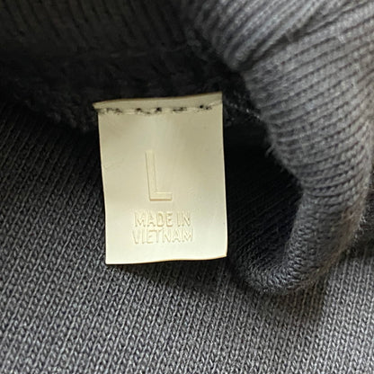 【中古品】【メンズ】 FEAR OF GOD ESSENTIALS フィア オブ ゴッド エッセンシャルズ CAMPUS 90's LONG SLEEVE SWEAT キャンパス 90年代 ロング スリーブ スウェット 長袖 トップス トレーナー 142-260718-sa-06-tei サイズ：L カラー：ブラック 万代Net店