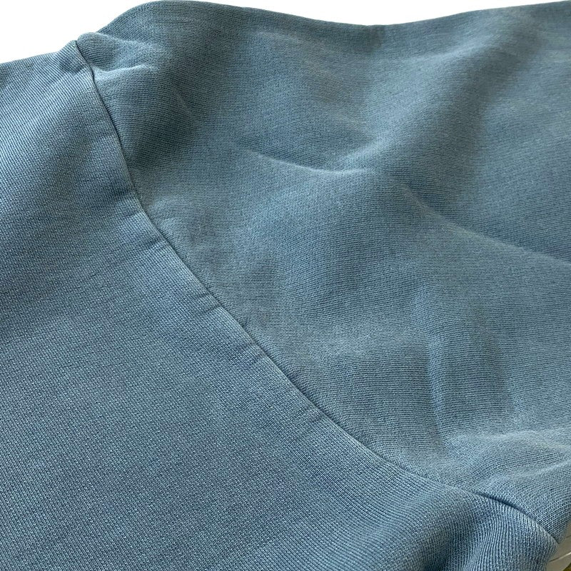 【中古品】【メンズ】 FEAR OF GOD ESSENTIALS フィア オブ ゴッド エッセンシャルズ CAMPUS 90's LONG SLEEVE SWEAT キャンパス 90年代 ロング スリーブ スウェット 長袖 トップス トレーナー 142-260718-sa-04-tei サイズ：L カラー：ブルー 万代Net店