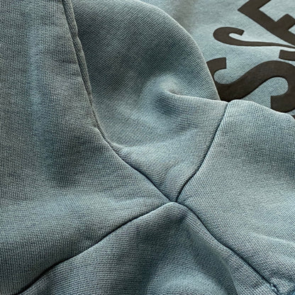【中古品】【メンズ】 FEAR OF GOD ESSENTIALS フィア オブ ゴッド エッセンシャルズ CAMPUS 90's LONG SLEEVE SWEAT キャンパス 90年代 ロング スリーブ スウェット 長袖 トップス トレーナー 142-260718-sa-04-tei サイズ：L カラー：ブルー 万代Net店