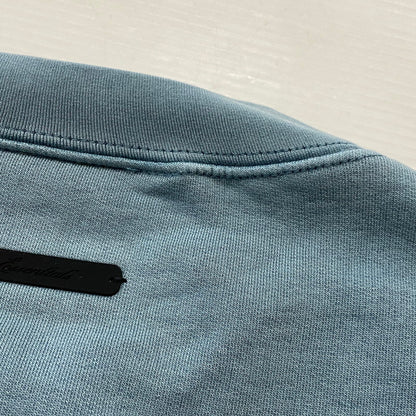 【中古品】【メンズ】 FEAR OF GOD ESSENTIALS フィア オブ ゴッド エッセンシャルズ CAMPUS 90's LONG SLEEVE SWEAT キャンパス 90年代 ロング スリーブ スウェット 長袖 トップス トレーナー 142-260718-sa-04-tei サイズ：L カラー：ブルー 万代Net店