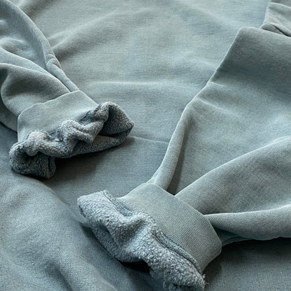 【中古品】【メンズ】 FEAR OF GOD ESSENTIALS フィア オブ ゴッド エッセンシャルズ CAMPUS 90's LONG SLEEVE SWEAT キャンパス 90年代 ロング スリーブ スウェット 長袖 トップス トレーナー 142-260718-sa-04-tei サイズ：L カラー：ブルー 万代Net店