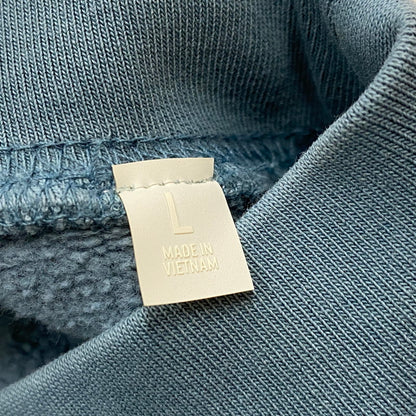 【中古品】【メンズ】 FEAR OF GOD ESSENTIALS フィア オブ ゴッド エッセンシャルズ CAMPUS 90's LONG SLEEVE SWEAT キャンパス 90年代 ロング スリーブ スウェット 長袖 トップス トレーナー 142-260718-sa-04-tei サイズ：L カラー：ブルー 万代Net店