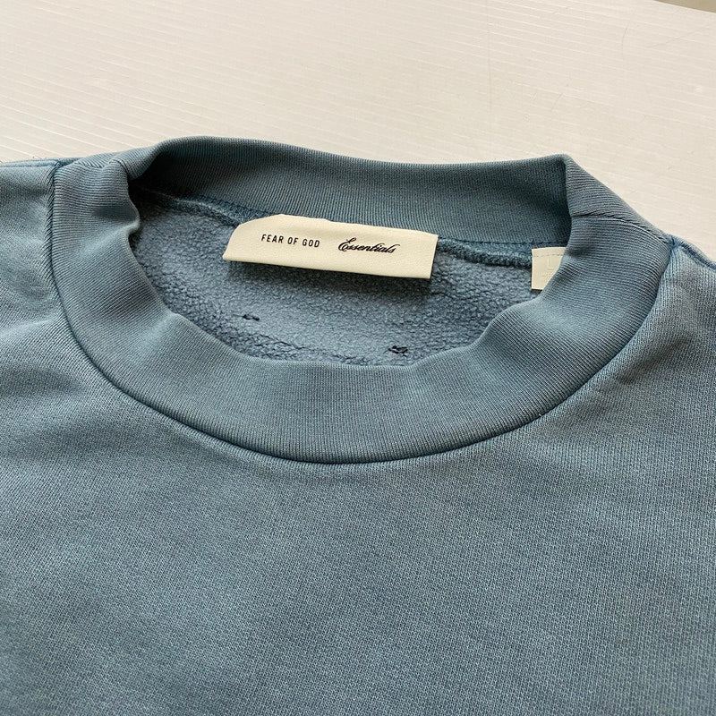 【中古品】【メンズ】 FEAR OF GOD ESSENTIALS フィア オブ ゴッド エッセンシャルズ CAMPUS 90's LONG SLEEVE SWEAT キャンパス 90年代 ロング スリーブ スウェット 長袖 トップス トレーナー 142-260718-sa-04-tei サイズ：L カラー：ブルー 万代Net店
