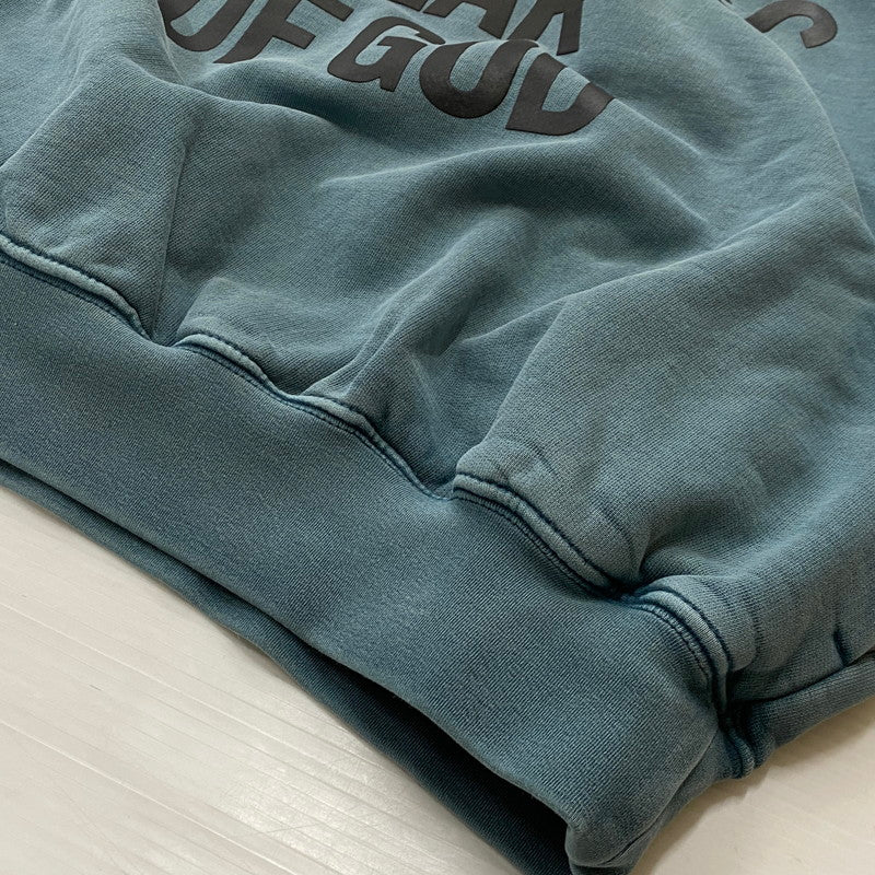【現状渡し品】【メンズ】 FEAR OF GOD ESSENTIALS CAMPUS フィア オブ ゴッド エッセンシャルズ 90's LOGO HOODIE ロゴ フーディー トップス プルーオーバーパーカー 142-260718-sa-09-tei サイズ：M カラー：ブルー 万代Net店