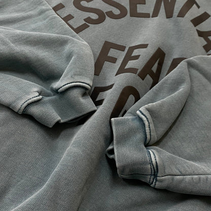 【現状渡し品】【メンズ】 FEAR OF GOD ESSENTIALS CAMPUS フィア オブ ゴッド エッセンシャルズ 90's LOGO HOODIE ロゴ フーディー トップス プルーオーバーパーカー 142-260718-sa-09-tei サイズ：M カラー：ブルー 万代Net店